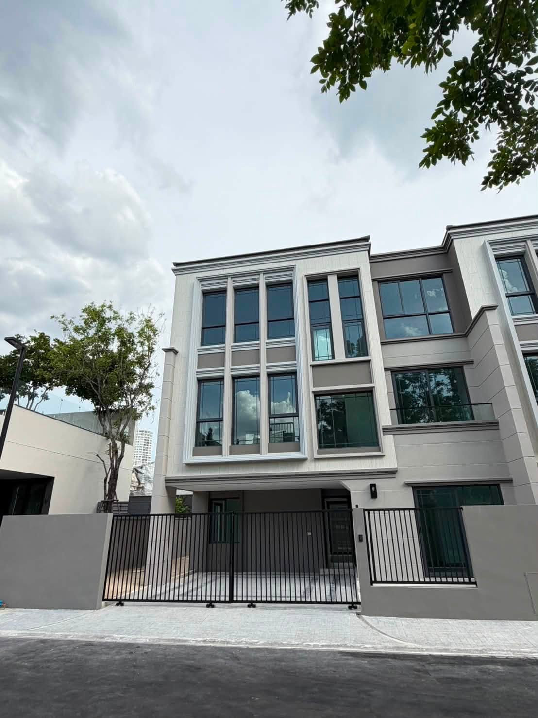 ให้เช่า บ้านกลางเมือง Classe Ratchayothin บ้านใหม่ หน้าสวน ติด Clubhouse | โครงการ Luxury Townhome | ทำเลรัชโยธิน – รูปที่ 2