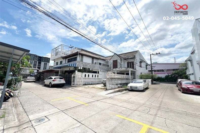 Townhouse for sale, Inthamara, 41, Yu Charoen Village 10, corner house, 2 floors, 33 sq m, near MRT Sutthisan. Townhouse for sale, Inthamara, 41, Yu Charoen Village 10, corner house, 2 floors, 33 sq m, near MRT Sutthisan.