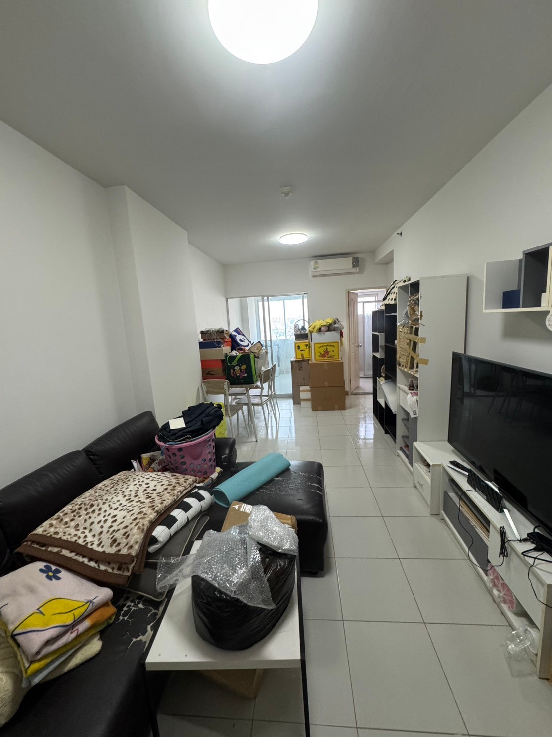 Urgent sale supalai asoke ratchada, about 450 - 500 meters from MRT Rama 9.
