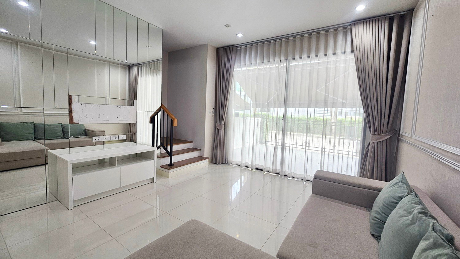 ขายบ้านกลางเมืองวัชรพล ทาวน์โฮม 3 ชั้น เพดานสูง หน้าบ้านไม่ชนใคร ใกล้คลับเฮ้าส์ ตกแต่งสวยพรีเมี่ยมพร้อมอยู่  – รูปที่ 3