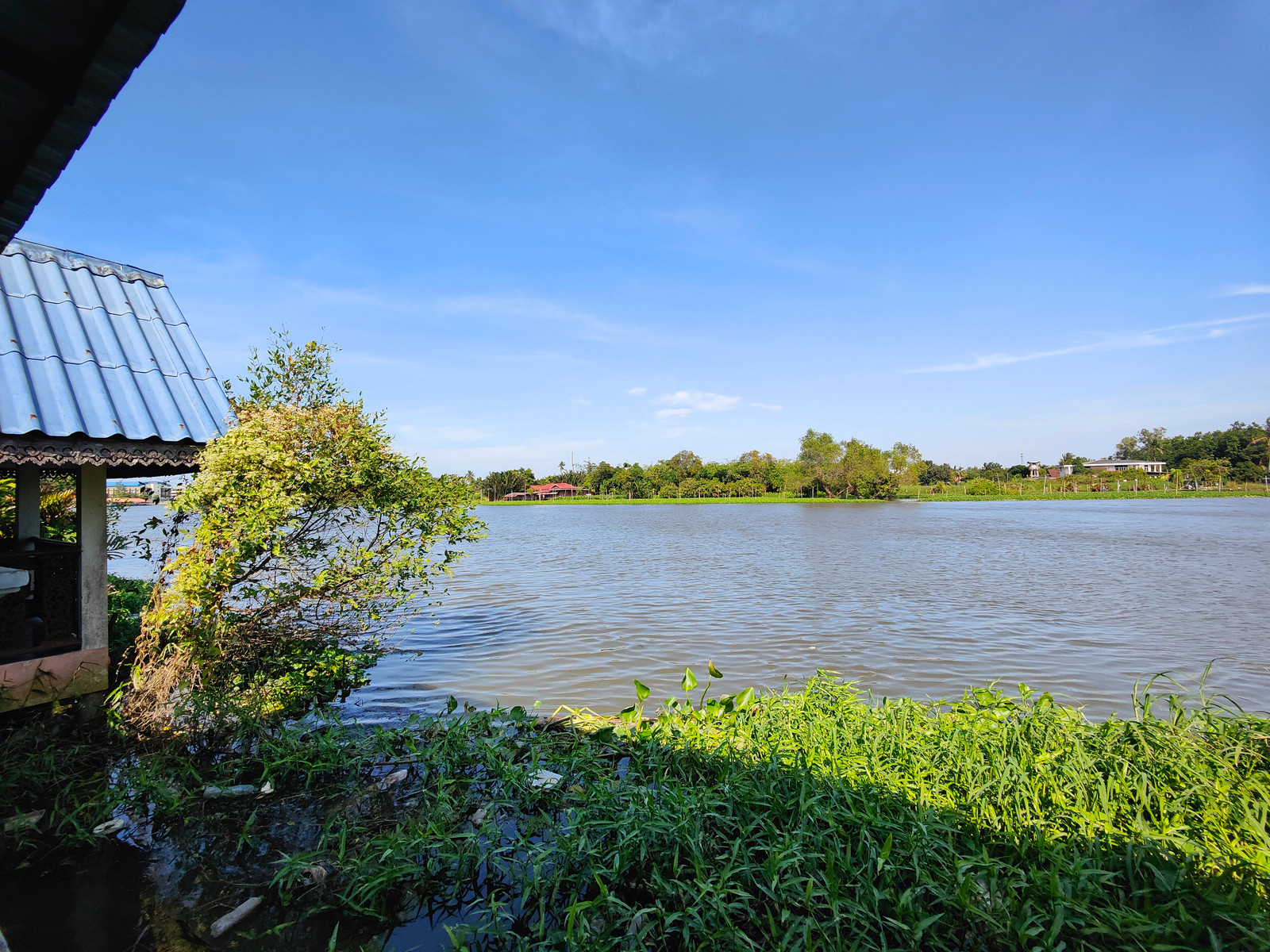 An exceptional opportunity to own a premium riverfront property. This filled and ready-to-build 3-Rai plot features an impressive 34-meter wide river frontage, offering panoramic views of the wide, serene Tha Chin River. – รูปที่ 2