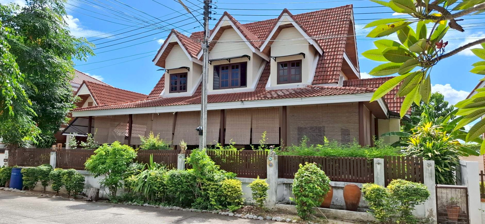 PZ1288 ขายบ้าน 122.6 ตรว. หมู่บ้านศรีสุข 1  สไตล์ไทยร่วมสมัย หลังคาทรงจั่ว อยู่ใกล้หาดพลา  หาดพยูน ห่างจากถนนสุขุมวิทเพียง 3.1 กม. ตำบลพลา อำเภอบ้านฉาง จังหวัดระยอง – รูปที่ 2