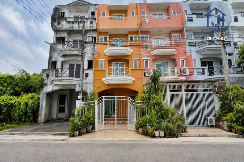 Commercial building for sale, 4 floors, area 28.5 sq m, Soi Sutthiphong 3, Intersection 5-2, beautifully decorated, near MRT Yellow Line. Commercial building for sale, 4 floors, area 28.5 sq m, Soi Sutthiphong 3, Intersection 5-2, beautifully decorated, near MRT Yellow Line.