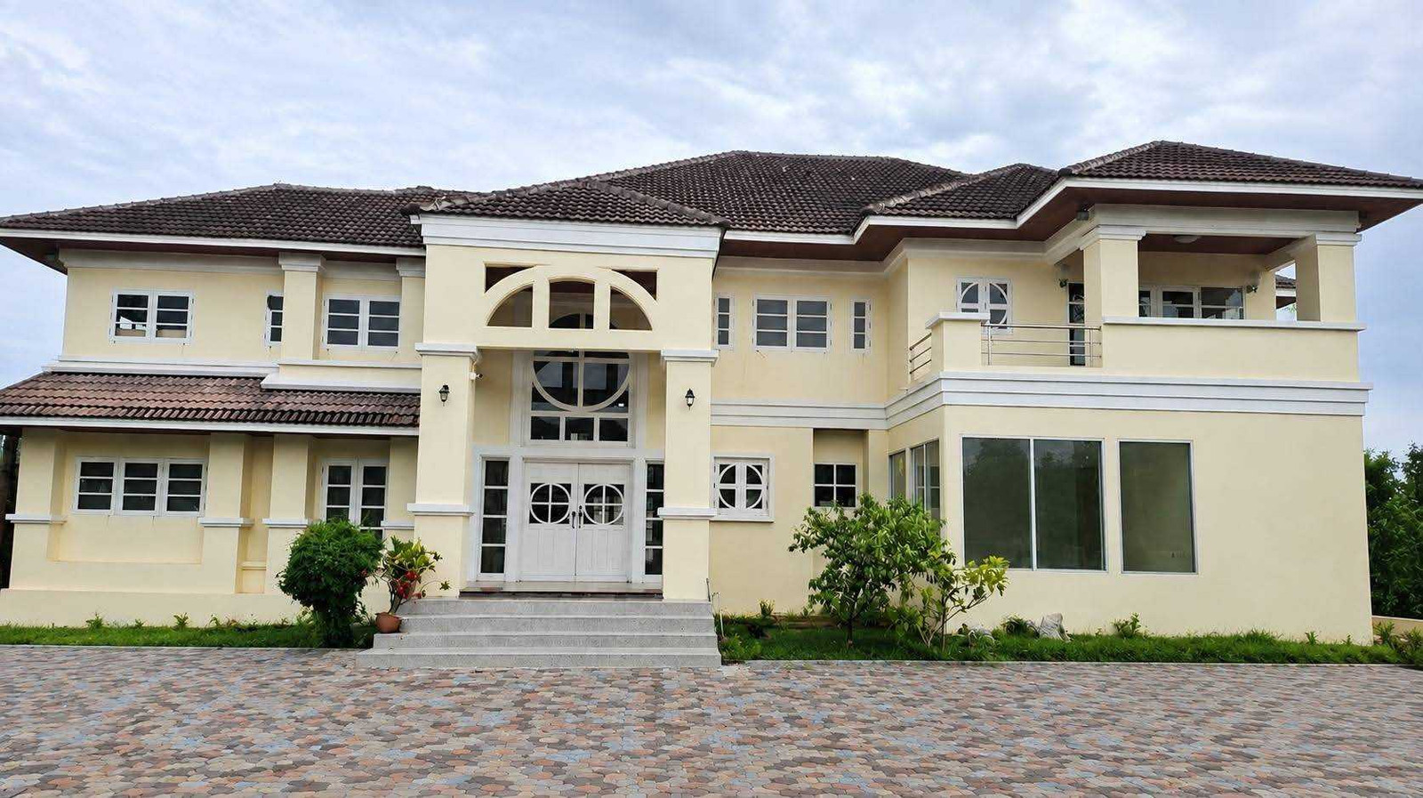 Urgent sale! Big house, very beautiful, 354 sq m, in front of the lake, Krisada Nakhon 30, Thepharak. Urgent sale! Big house, very beautiful, 354 sq m, in front of the lake, Krisada Nakhon 30, Thepharak.