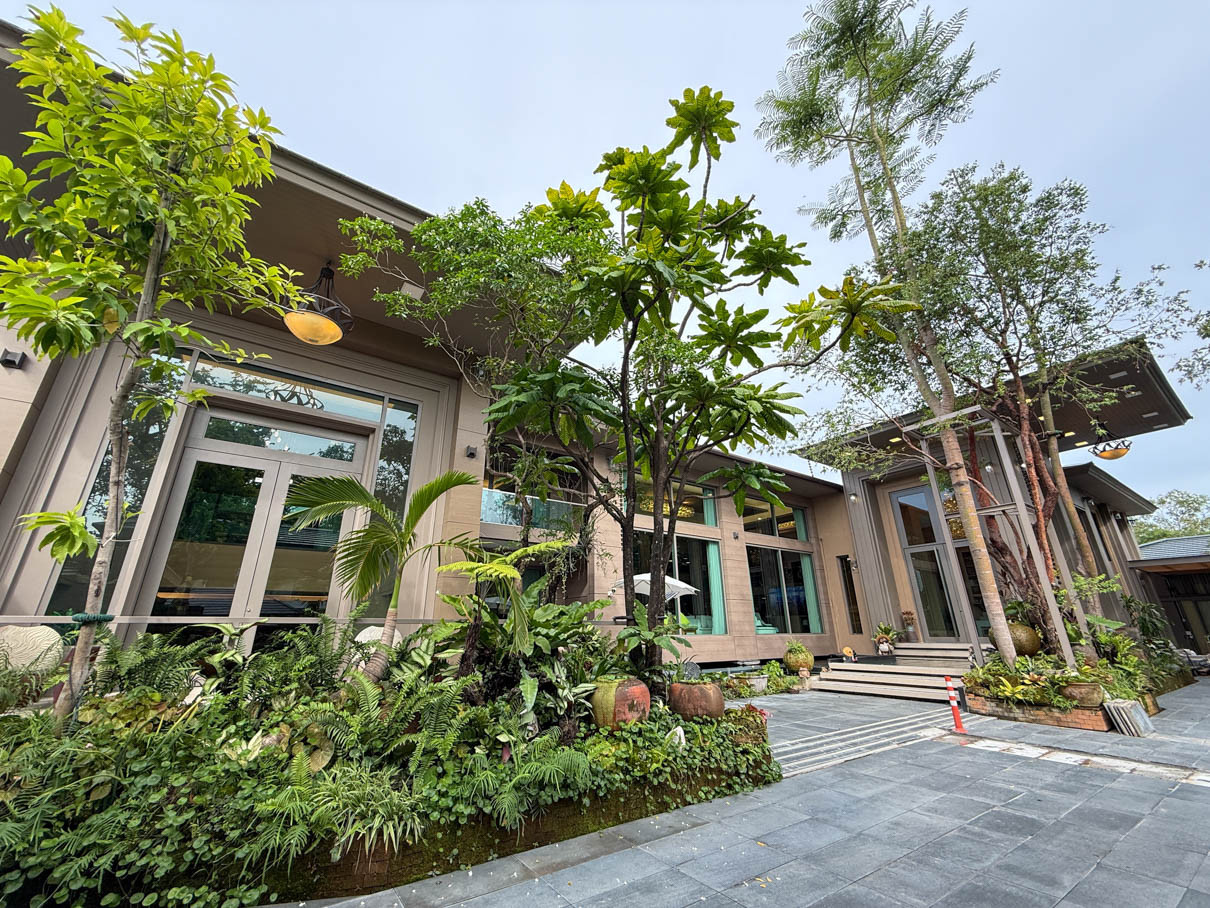 Luxury mansion for sale Navathani Village, Seri Thai Road, ready to move in, has a private swimming pool. Luxury mansion for sale Navathani Village, Seri Thai Road, ready to move in, has a private swimming pool.