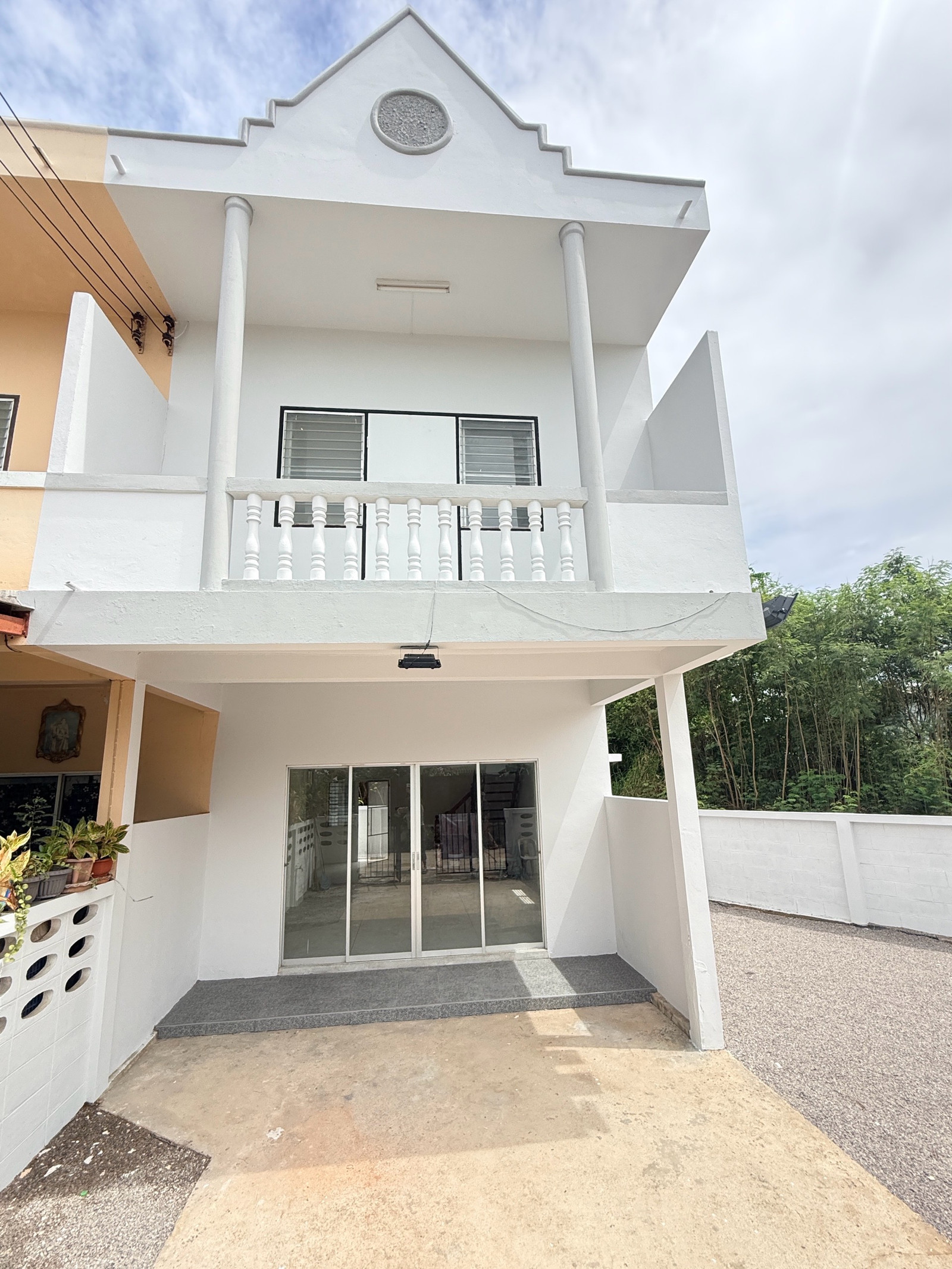2-story townhouse for sale, Cha-am, near the sea, 2.2 kilometers, behind the police station, good location. 2-story townhouse for sale, Cha-am, near the sea, 2.2 kilometers, behind the police station, good location.