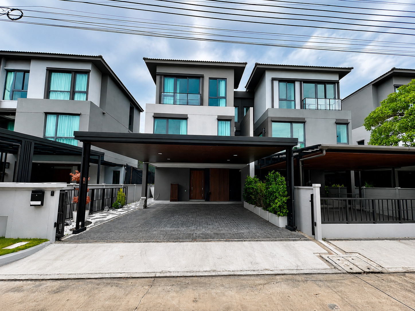 Luxury Semi-Detached House for Sale | Baan Klang Muang The Edition Yothin Phatthana | Fully Built-in | Move-in Ready | Exceptional Value Luxury Semi-Detached House for Sale | Baan Klang Muang The Edition Yothin Phatthana | Fully Built-in | Move-in Ready | Exceptional Value