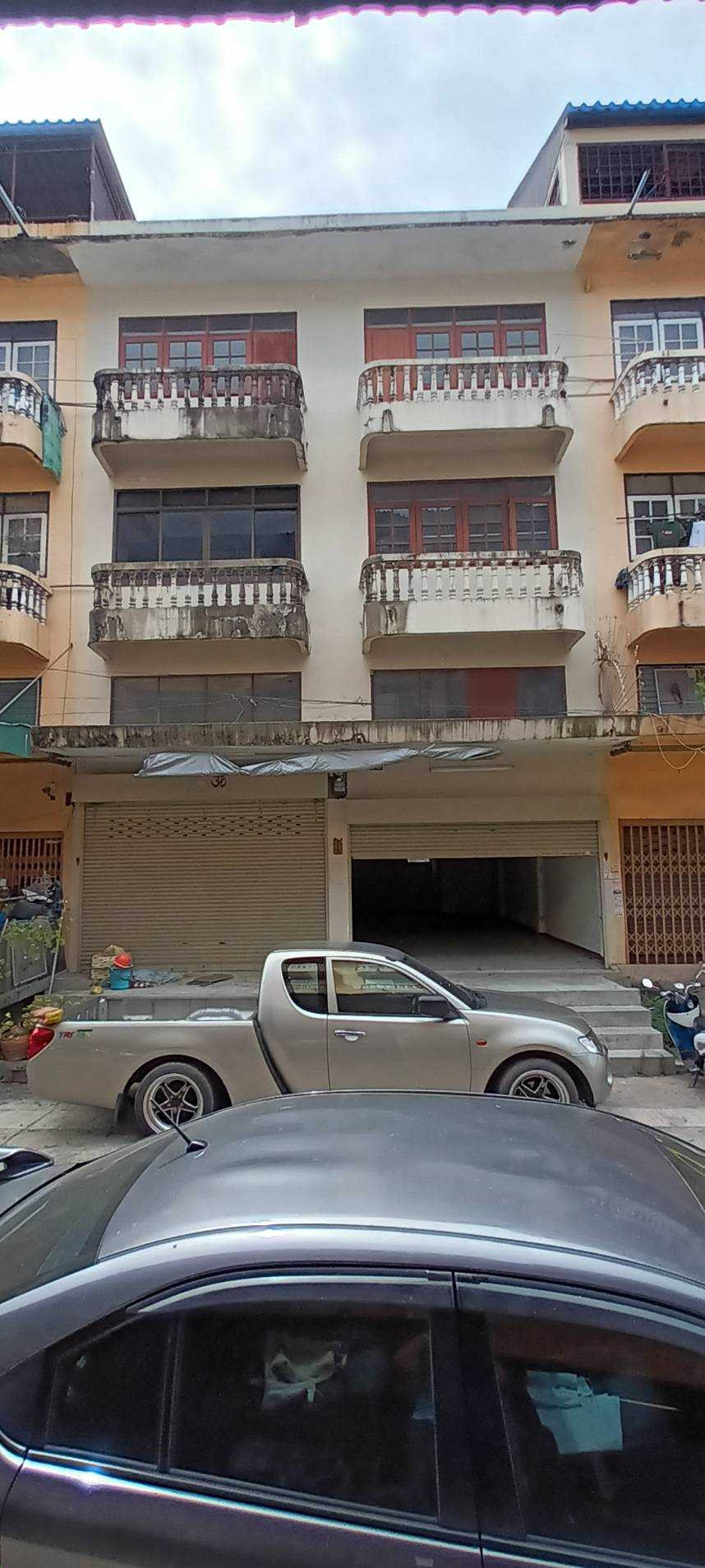 For urgent rent, shophouse, 2 rooms, 3 and a half floors.