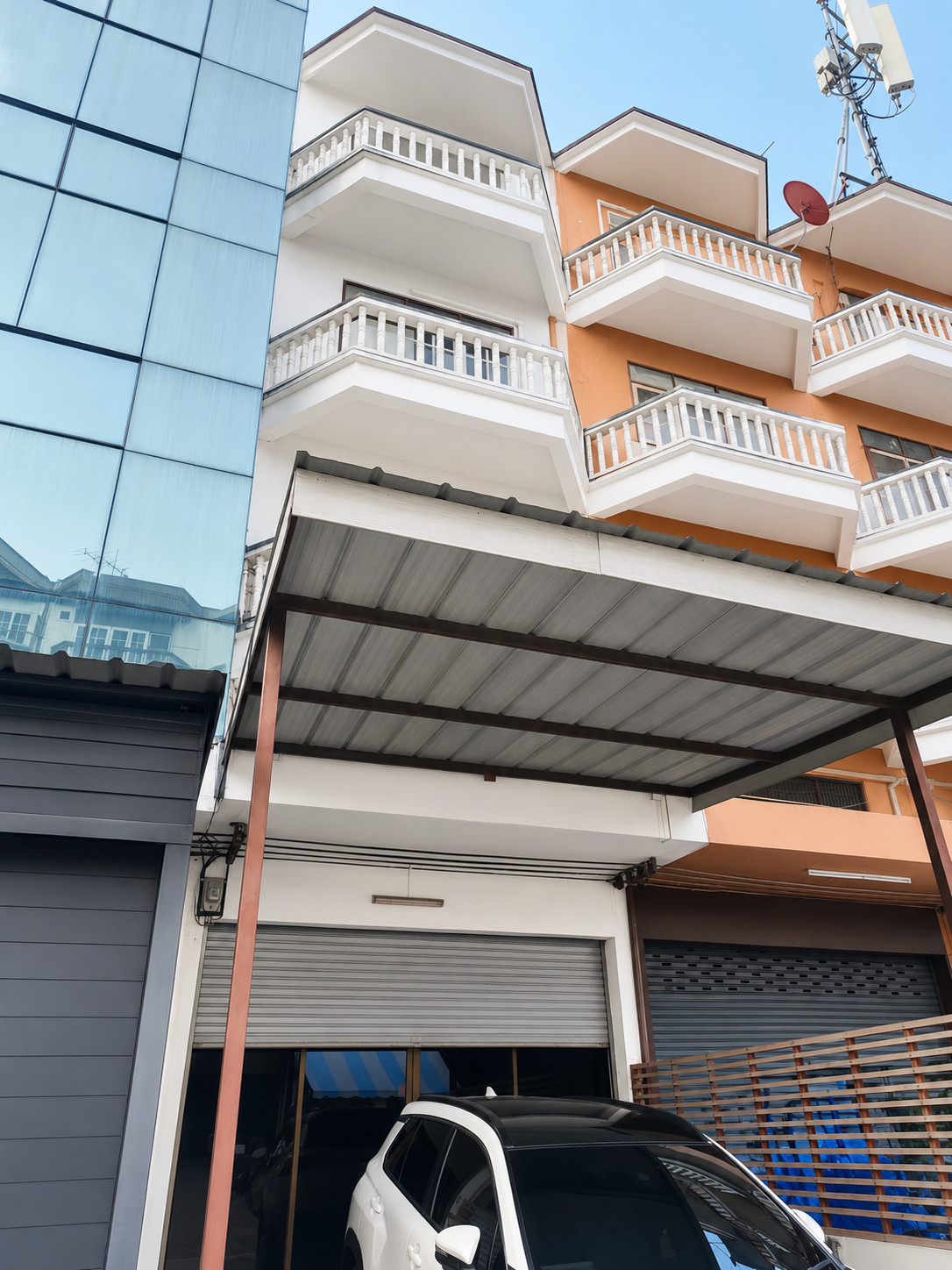 Home office, 4 and a half floors, near Khlong Lam Chiak Road, easy to enter and exit, can park 2 cars, ready to move in and work. Home office, 4 and a half floors, near Khlong Lam Chiak Road, easy to enter and exit, can park 2 cars, ready to move in and work.