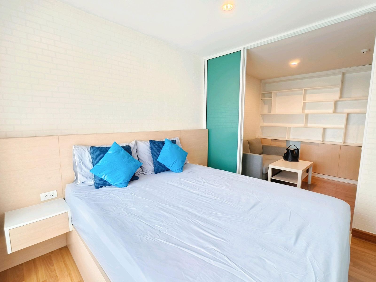 ให้เช่า คอนโดรีเจ้นท์โฮม 18 ชั้นสูง วิวสวย บิวอินครบ ติดรถไฟฟ้า BTS และ MRT