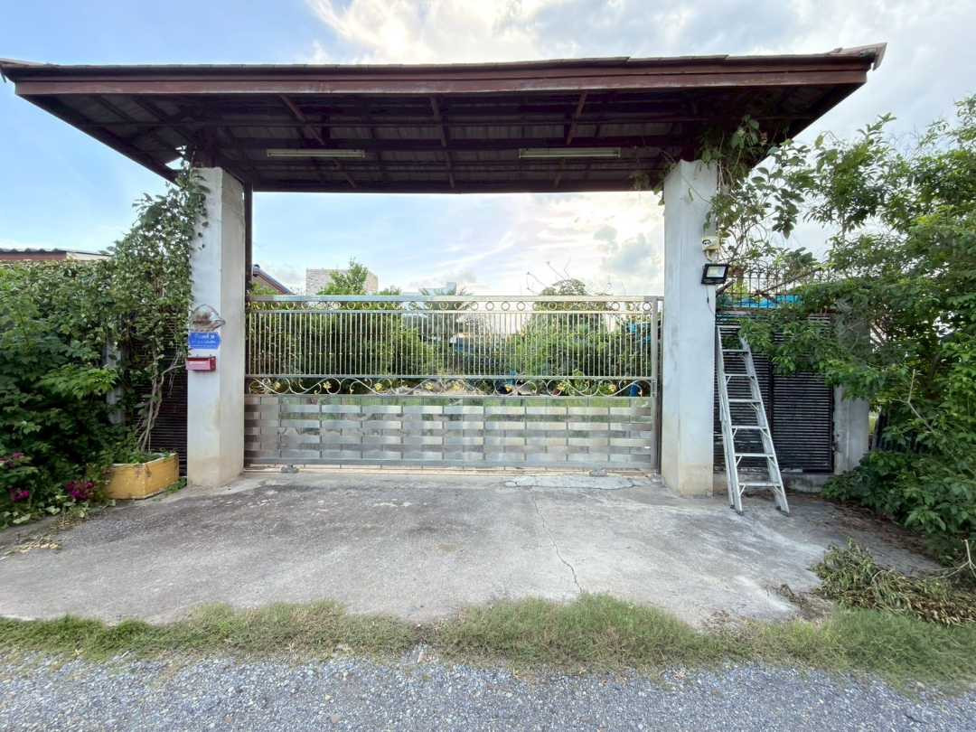 House for sale with large warehouse, over 1 rai, Khlong Sam Wa area, outstanding location. House for sale with large warehouse, over 1 rai, Khlong Sam Wa area, outstanding location.