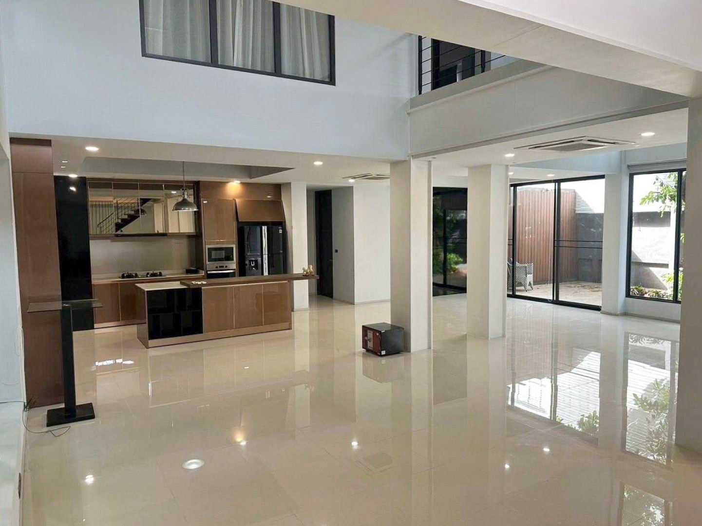 ♦ Luxury Private Pool Residence ♦ in Sukhumvit 71/26, 5 Bedrooms, Minutes to Phra Khanong, Thonglor & Ekkamai ♦ Luxury Private Pool Residence ♦ in Sukhumvit 71/26, 5 Bedrooms, Minutes to Phra Khanong, Thonglor & Ekkamai