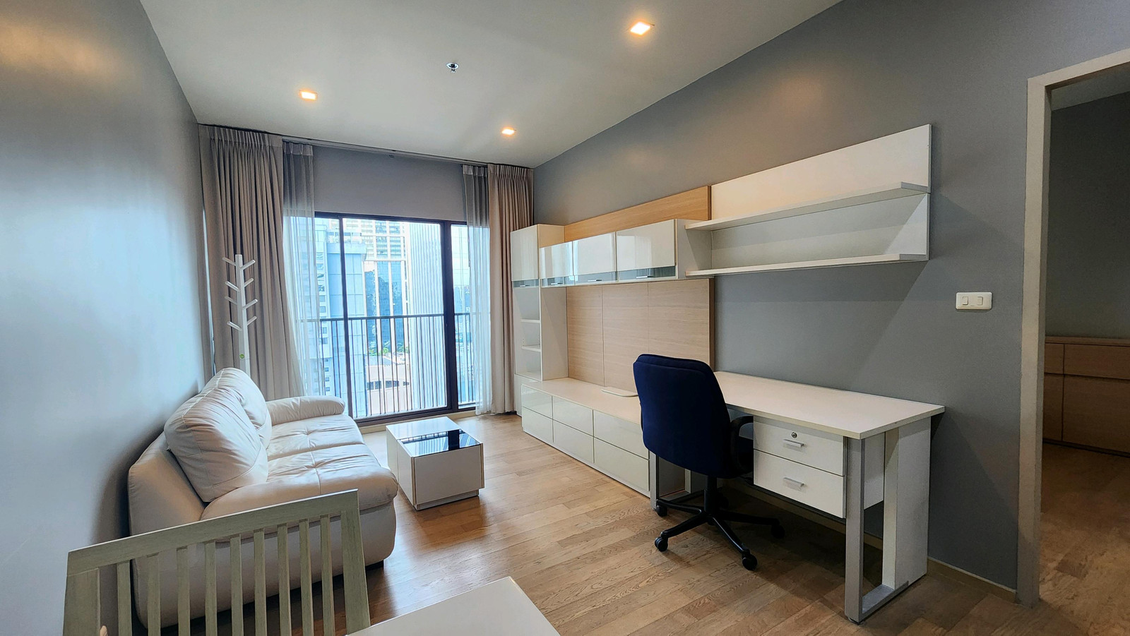 Noble Refine | For rent and sale, 1 bedroom, very high floor, view of tall buildings in Phrom Phong area, nice place to live, close to the BTS and EmQuartier department store.