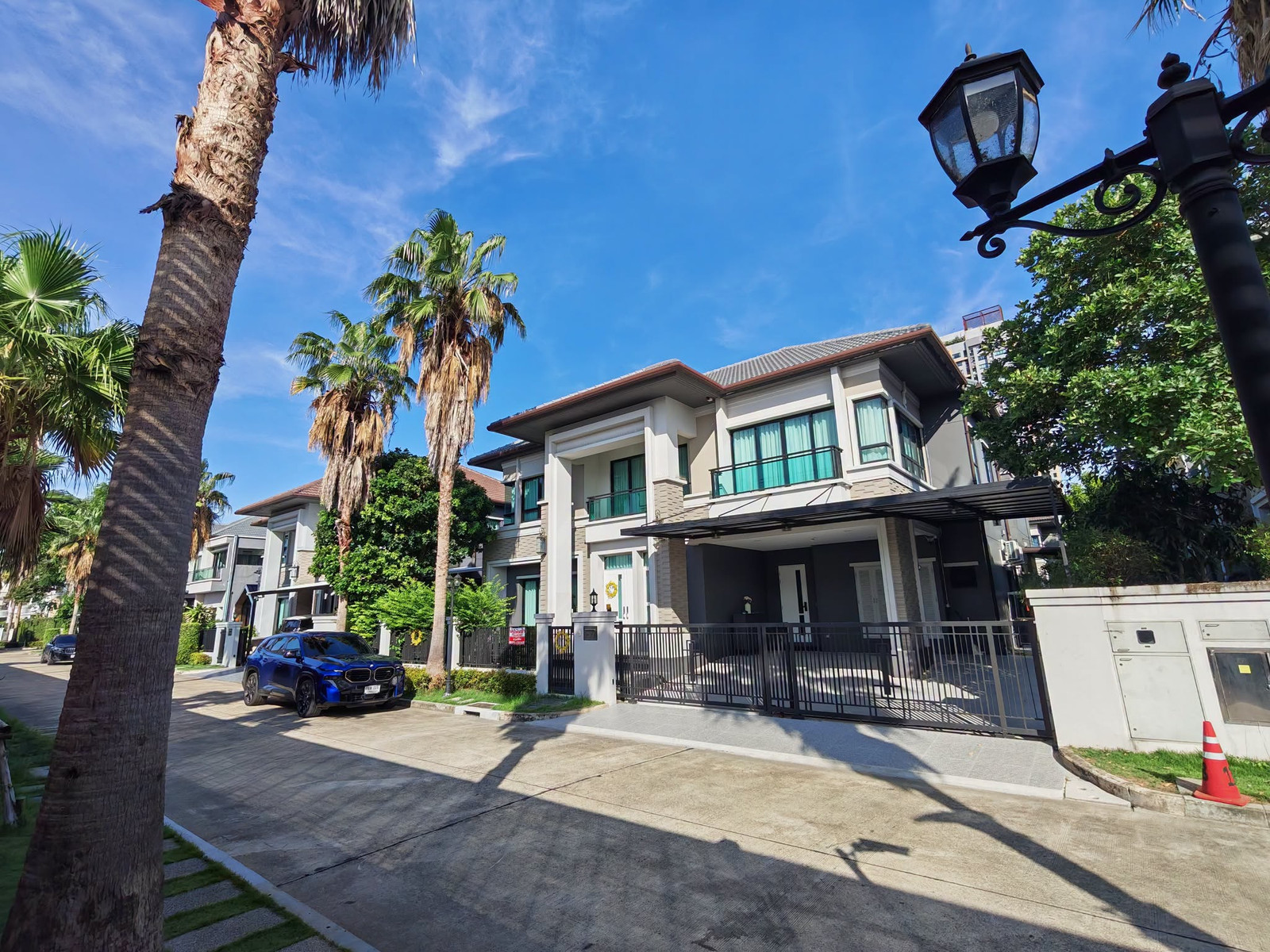 ปล่อยเช่าบ้านเดี่ยวหลังใหญ่ (80 ตร.ว. 4 ห้องนอน มีห้องล่าง) เฟอร์ครบ จอดรถได้ 7 คัน ติดตลาดกัลปพฤกษ์