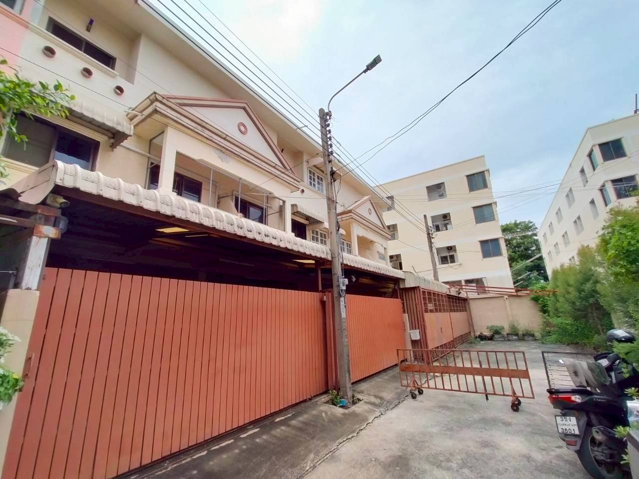 ⚡ Townhome for rent, 4 units next to each other, Soi Nakniwat 22, size 120 sq m. ⚡