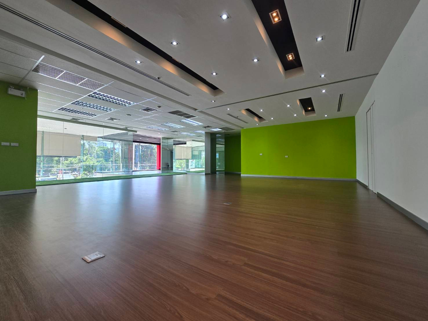 อโศก ให้เช่าพื้นที่ออฟฟิศ/โชว์รูม  ใกล้ BTS อโศก MRT สุขุมวิท และ Terminal 21