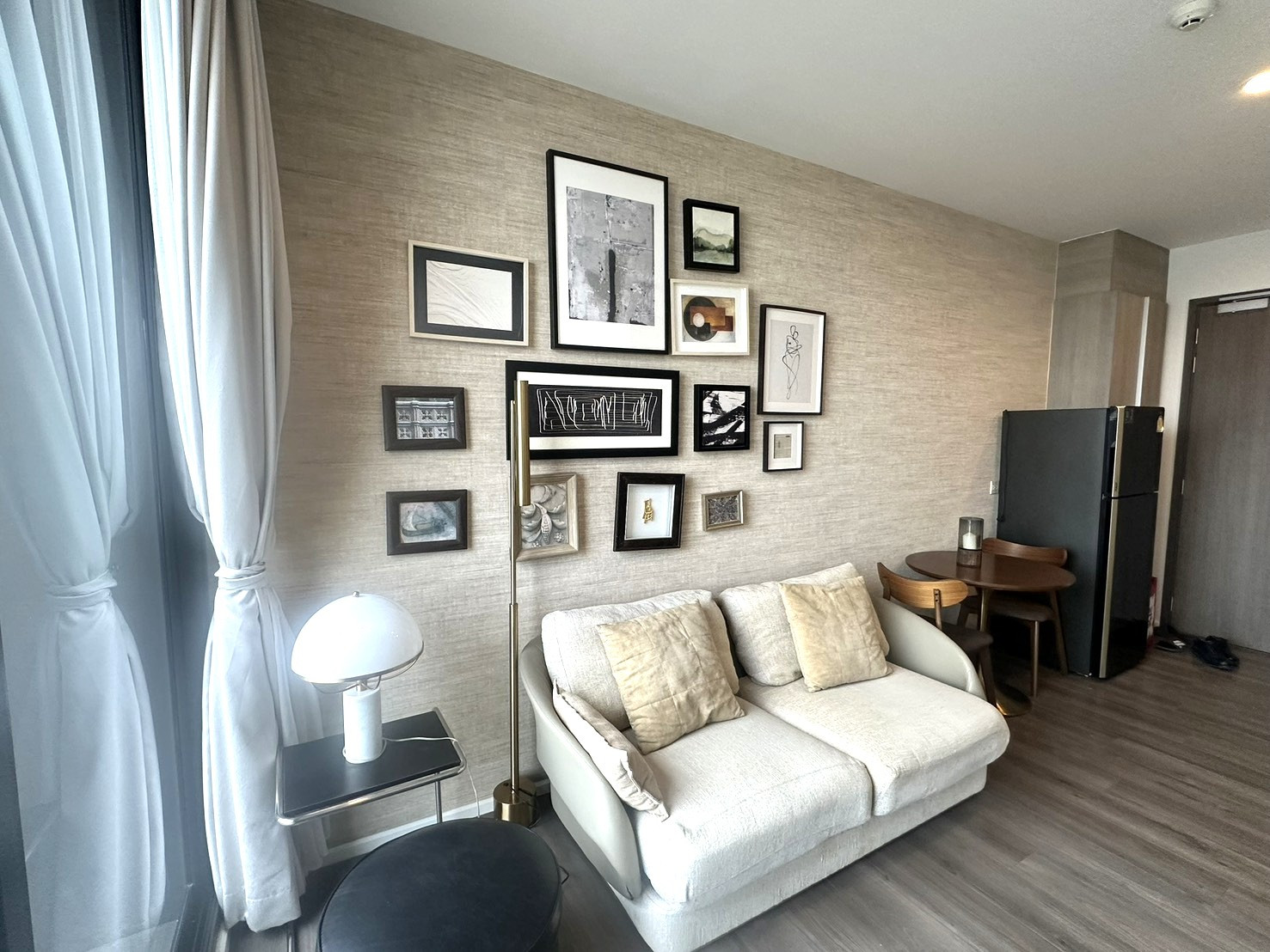 For rent: Whizdom Essence, fully furnished with appliances, high floor, 33.84 sq.m., 1 bedroom @ 20,000 Baht. For rent: Whizdom Essence, fully furnished with appliances, high floor, 33.84 sq.m., 1 bedroom @ 20,000 Baht.