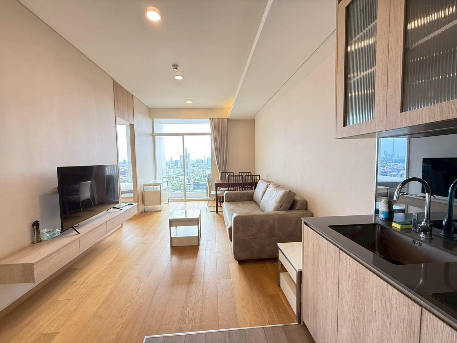 For sale/rent, 2 bedrooms, 1 bathroom, near BTS Ekkamai and Gateway Mall, convenient travel, beautiful view of the curve of the Chao Phraya River. For sale/rent, 2 bedrooms, 1 bathroom, near BTS Ekkamai and Gateway Mall, convenient travel, beautiful view of the curve of the Chao Phraya River.