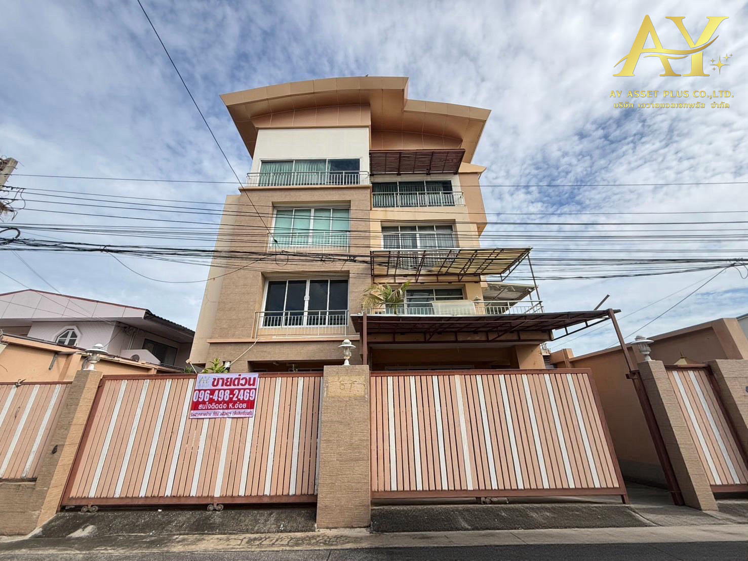 Urgent sale, large 4-story detached house, self-built, Lat Phrao-Wang Hin 24, premium materials, area 77 sq m., usable area up to 590 sq m.