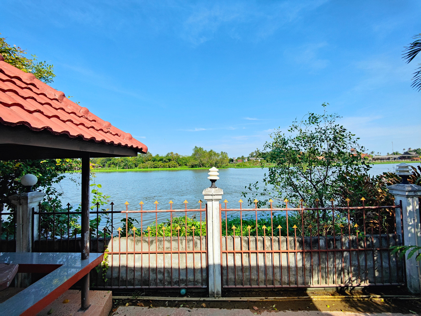 An exceptional opportunity to own a premium riverfront property. This filled and ready-to-build 3-Rai plot features an impressive 34-meter wide river frontage, offering panoramic views of the wide, serene Tha Chin River. – รูปที่ 3