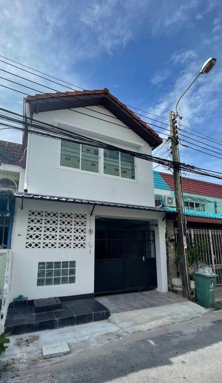 ให้เช่าทาวน์เฮ้าส์ 2 ชั้น 23 ตร.วา ทำเล เจริญราษฎร์ สาทร ห่างจากถนนเจริญราษฎร์ 50 เมตร รีโนเวทใหม่ทั้งหลัง 