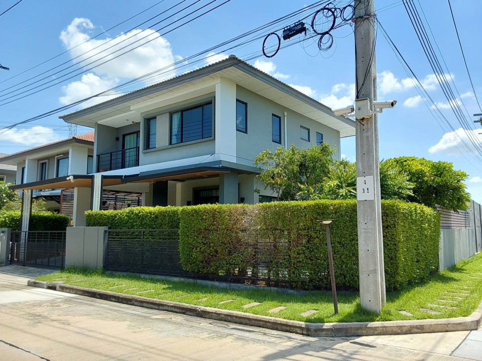 This is Casa Ville (Ramkhamhaeng-Ring Road 2), a dream village for many, offering quality homes from Quality Houses, surrounded by a high-class community and spacious, beautiful common areas. This modern-style detached house is partially furnished. This is Casa Ville (Ramkhamhaeng-Ring Road 2), a dream village for many, offering quality homes from Quality Houses, surrounded by a high-class community and spacious, beautiful common areas. This modern-style detached house is partially furnished.