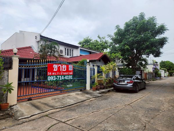 For sale and rent, Baan Senanikom, Senaniwet Village 1, parking for 3 cars.