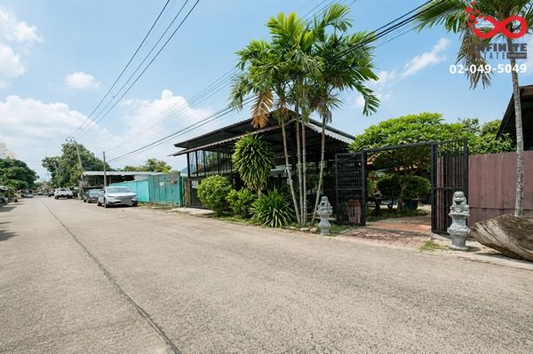 Land for sale with building, 100 sq m, Ramkhamhaeng 172, suitable for opening a shop. or reside Near the Pink Line MRT