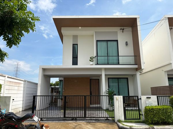 2-story detached house for rent, corner room, Como Bianca Bangna project, fully air-conditioned, 4 bedrooms, 3 bathrooms, rental price 50,000 baht per month.
