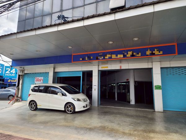 For rent, 1st floor space, 4 shophouses, next to the Maylarp BTS. Next to Ramindra Road, 300 sq m., parking for 4 cars in front of the store, suitable for storefront businesses.