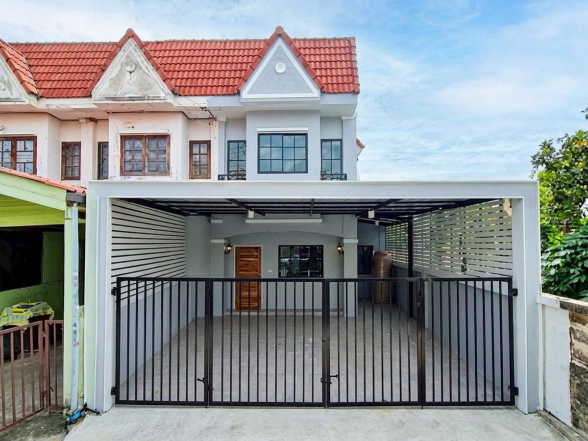 For Sale Townhouse/Townhome , Uthong Place 2 , corner unit , Khu Khot , Lam Luk Ka , Pathum Thani , CX-163242 For Sale Townhouse/Townhome , Uthong Place 2 , corner unit , Khu Khot , Lam Luk Ka , Pathum Thani , CX-163242