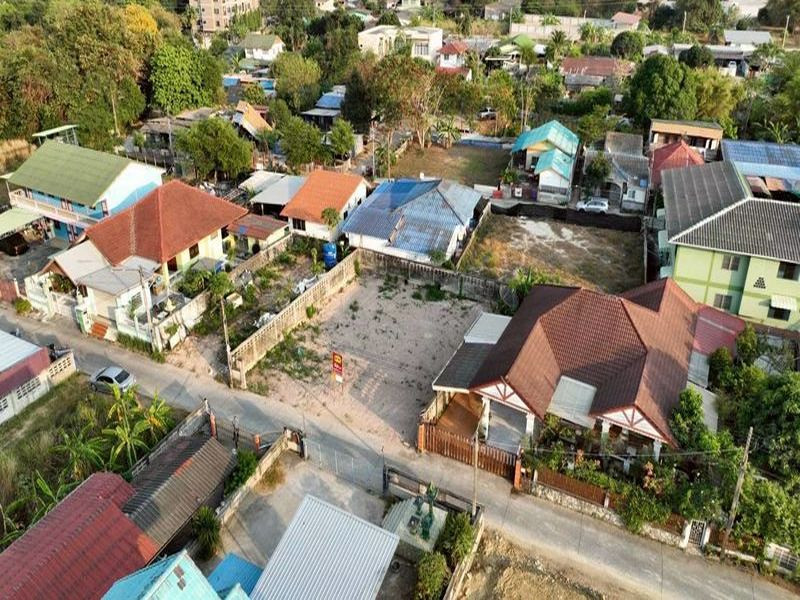 Land for sale in Sriracha, Nong Yai Bu, ready to build a house, near Robinson Department Store. Two plots available, can be sold separately. Land for sale in Sriracha, Nong Yai Bu, ready to build a house, near Robinson Department Store. Two plots available, can be sold separately.