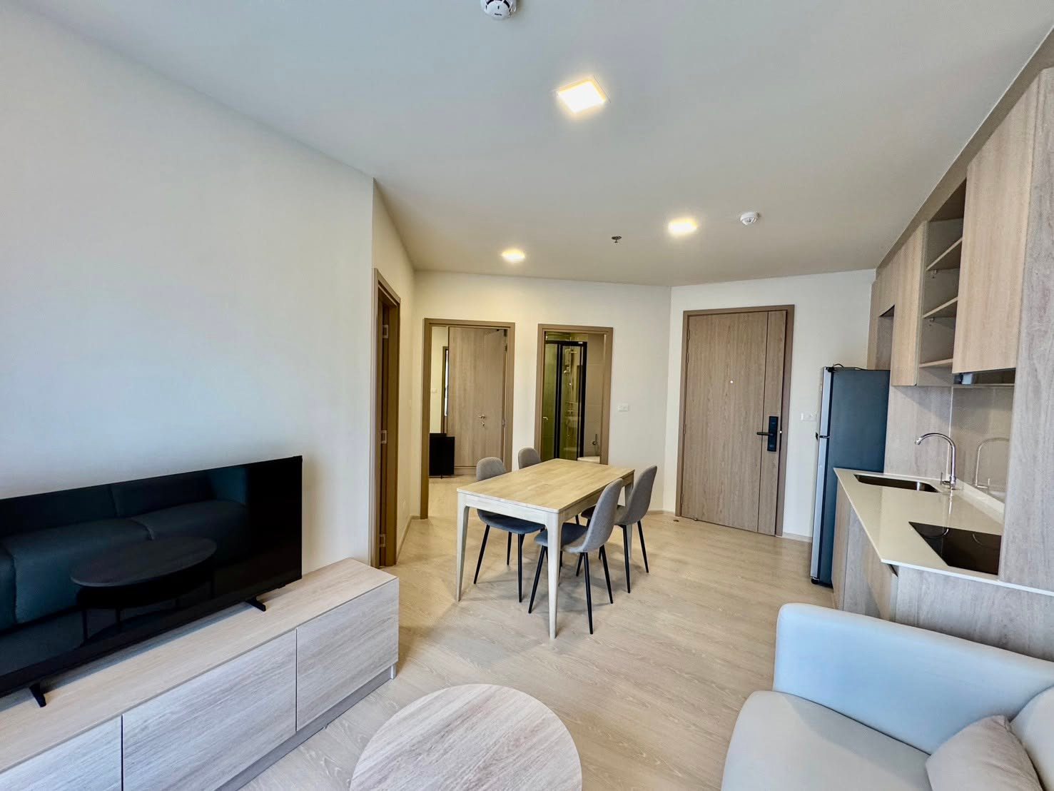 ให้เช่า Flo By Sansiri 2 Bed เฟอร์นิเจอร์และเครื่งใช้ไฟฟ้าครบ พร้อมเข้าอยู่ ใกล้  BTS สถานีคลองสาน และไอคอนสยาม -RW008189 – รูปที่ 2