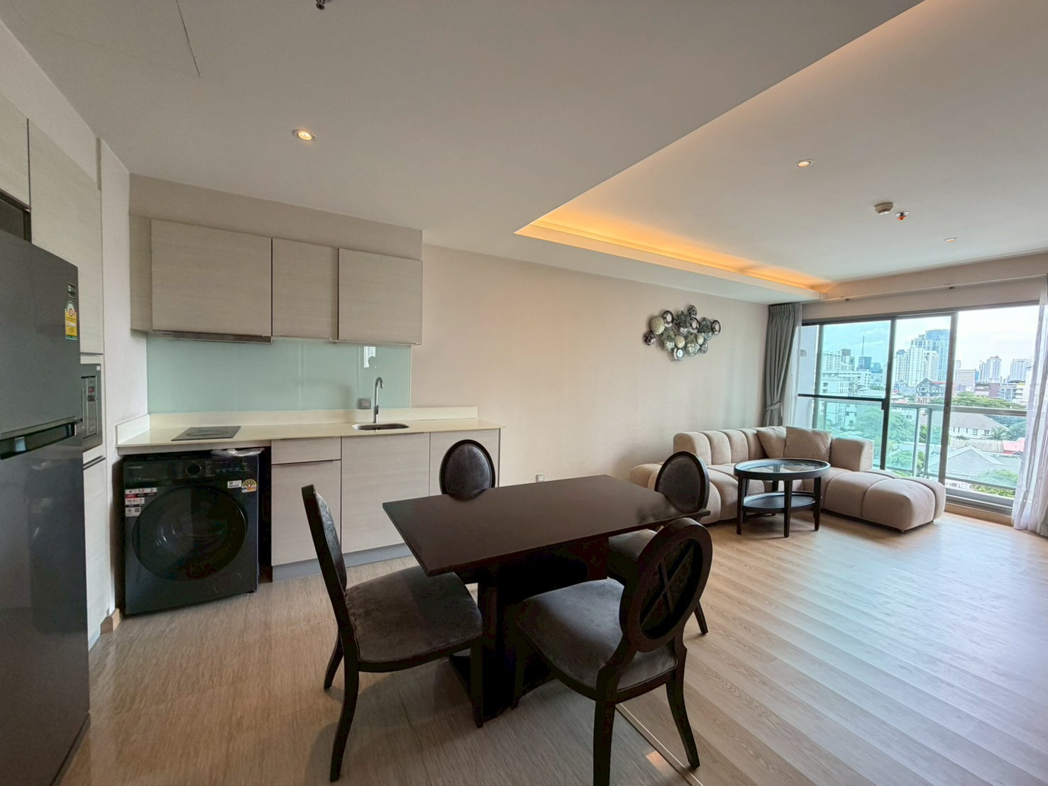 H Sukhumvit 43 ห้องตกแต่งสวย หน้ากว้างอยู่สบาย โซนนั่งเล่นกว้างติดระเบียงวิวโล่งๆ เฟอร์เครื่องใช้ไฟฟ้าครบเซ็ต พร้อม 2 ห้องนอน H Sukhumvit 43 ห้องตกแต่งสวย หน้ากว้างอยู่สบาย โซนนั่งเล่นกว้างติดระเบียงวิวโล่งๆ เฟอร์เครื่องใช้ไฟฟ้าครบเซ็ต พร้อม 2 ห้องนอน