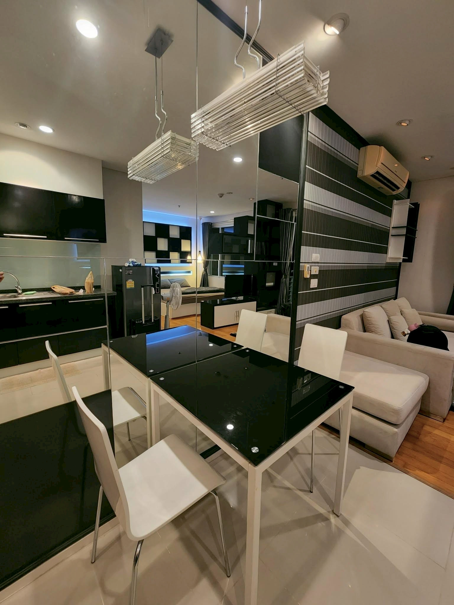 (FOR RENT) Villa Sathorn Condo, beautiful room decorated in Black & White style, studio room 43.5 sq m, high floor, river view, complete with furniture + electrical appliances, high floor, unblocked view ㅡ Next to 🚆BTS Krung Thonburi
