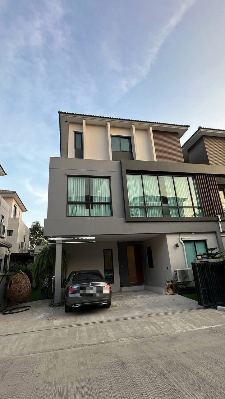 Semi-detached house Ninya Kallapaphruek (Ninya Kallapaphruek), luxury house, Luxury House level  for rent / sale, beautifully decorated, ready to move in.