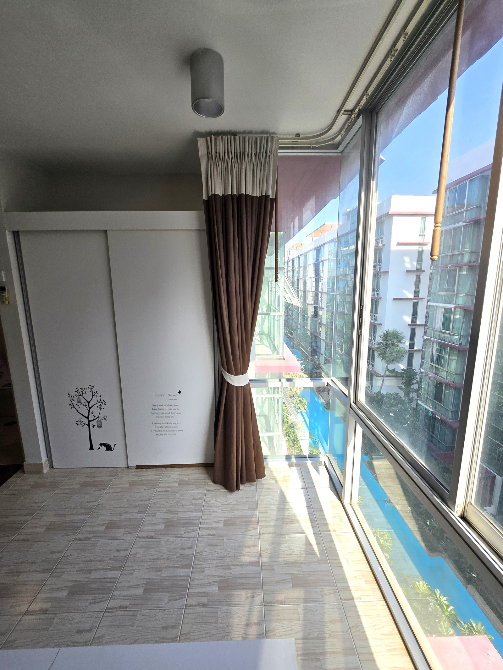 Condo for sale: The Iris Rama 9 - Srinakarin (room near the elevator hall swimming pool view) Condo for sale: The Iris Rama 9 - Srinakarin (room near the elevator hall swimming pool view)