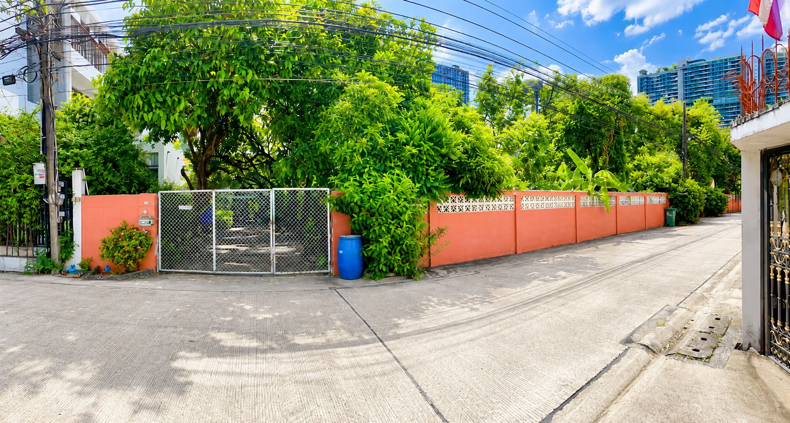 Land for sale in Lat Phrao With building 398 sq m., Soi Lat Phrao 1, intersection 4-5, near Central Lat Phrao and MRT Phahon Yothin. Land for sale in Lat Phrao With building 398 sq m., Soi Lat Phrao 1, intersection 4-5, near Central Lat Phrao and MRT Phahon Yothin.