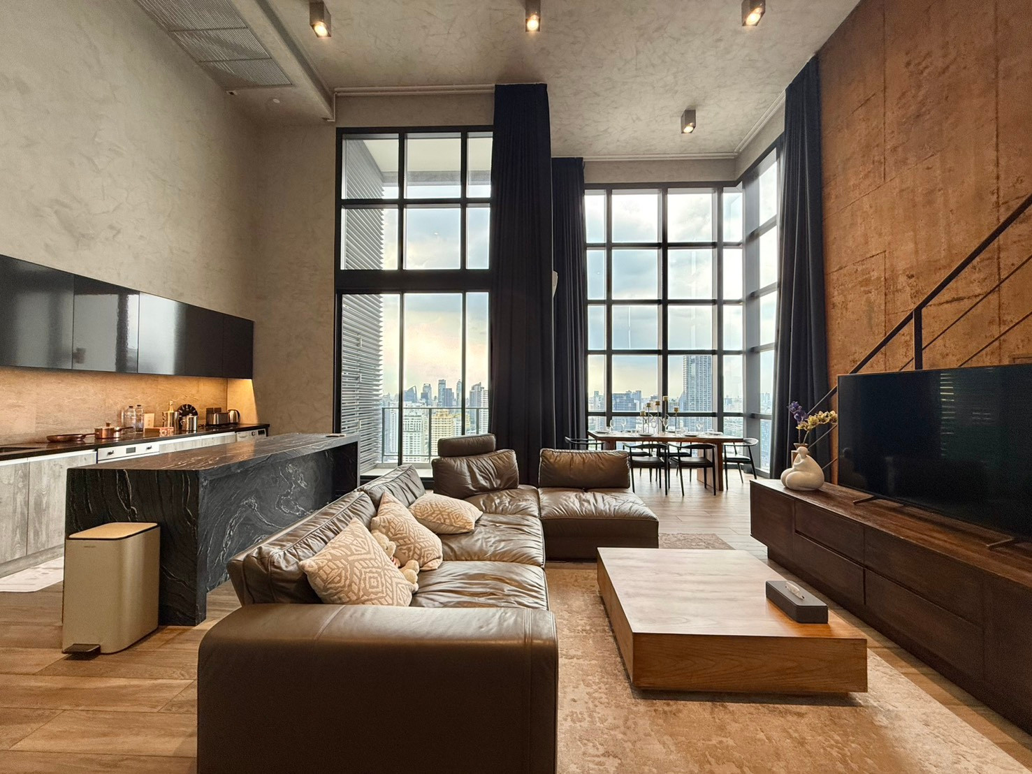Luxury Loft Living ใจกลางอโศก 120 ตร.ม. พร้อมอยู่