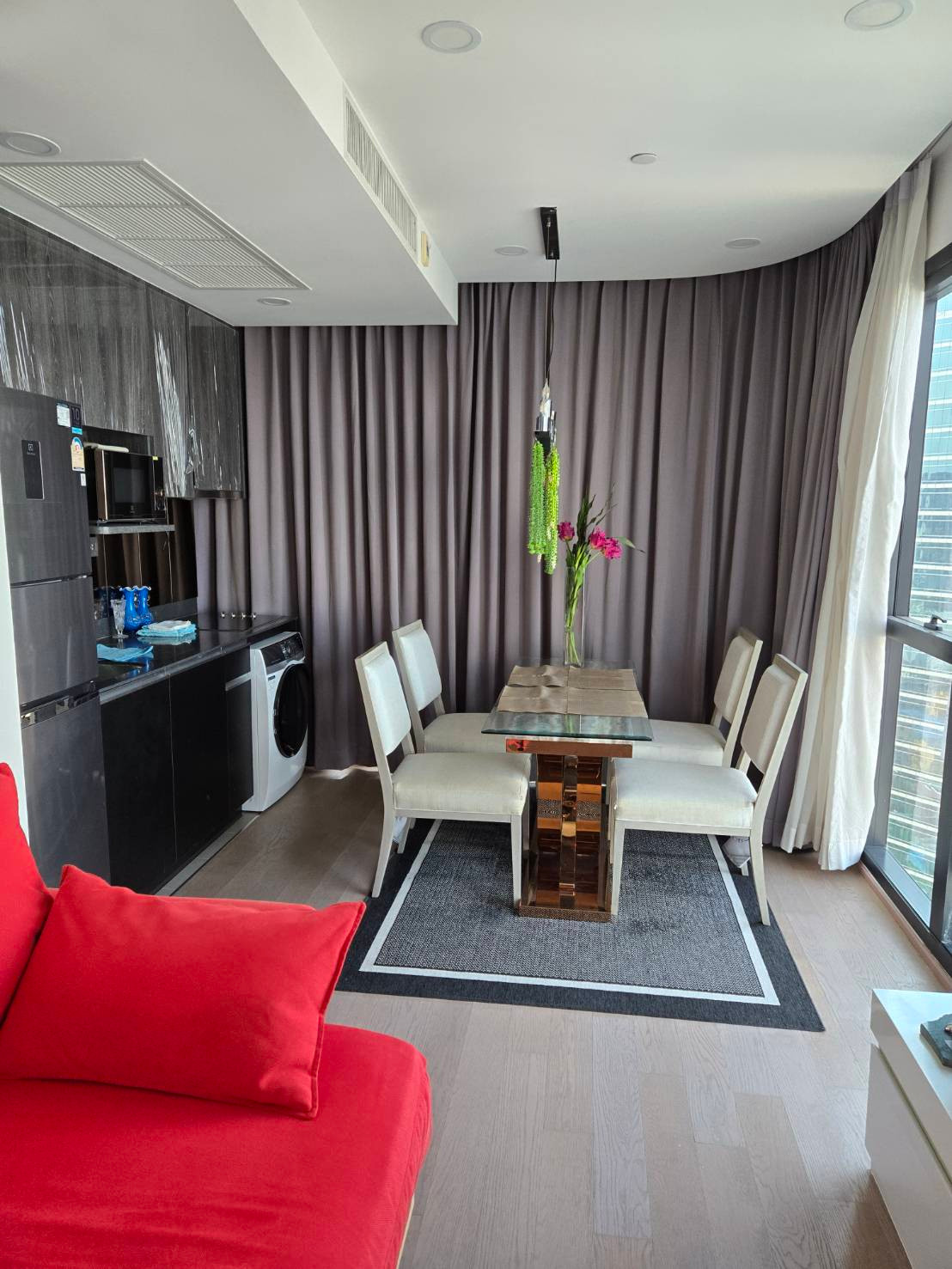 For rent Ashton Chula Silom 2 bedrooms, 2 bathrooms, 2 parking spaces, high floor, room ready to move in 0877075210 Boy