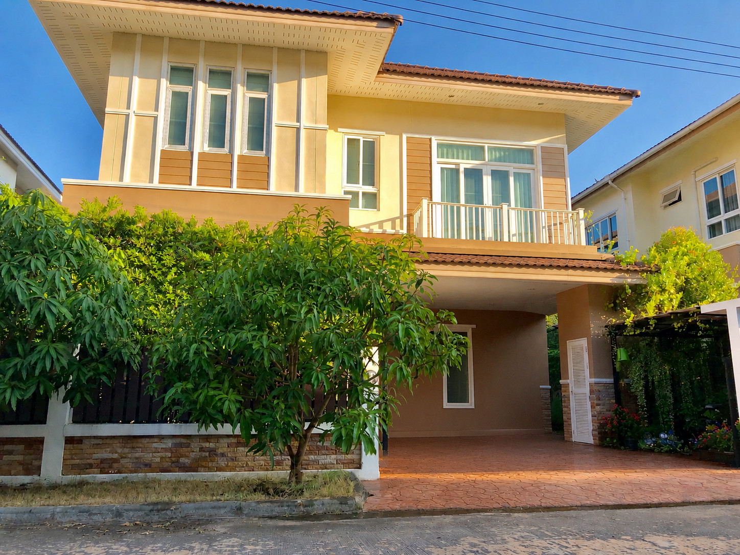 Two-storey detached house for rent Suksomboon Nai Luek Tad Mai, 62 sq m, 3 bedrooms, 3 bathrooms, near Surat Thani Hospital.