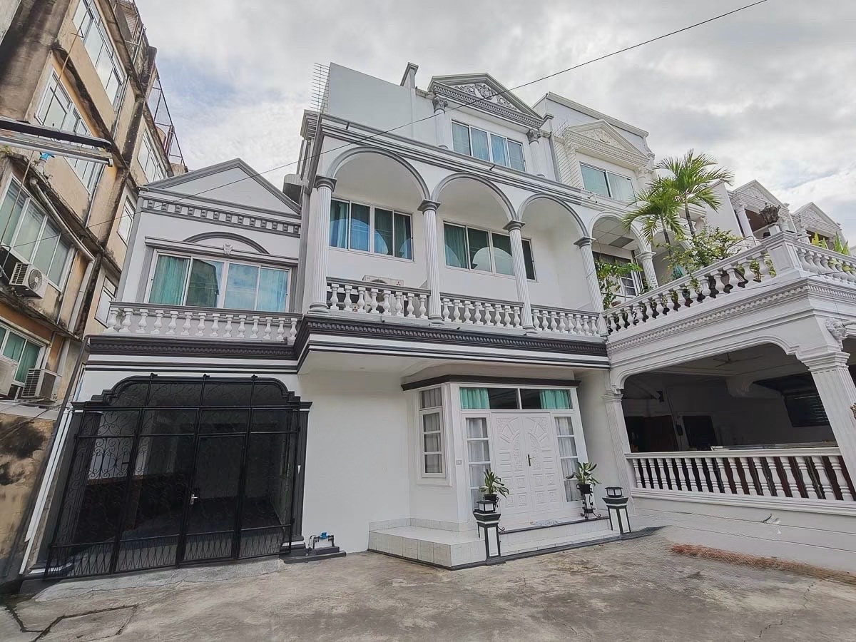 Renovated 6 Bedroom Pet Friendly House with Large Usable Area in Rama 3 Near Sathorn Silom Close to King’s College and Central Rama 3 Suitable for Residence or Home Office Renovated 6 Bedroom Pet Friendly House with Large Usable Area in Rama 3 Near Sathorn Silom Close to King’s College and Central Rama 3 Suitable for Residence or Home Office