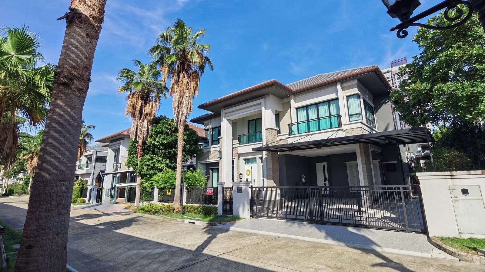 Pet-friendly house for rent near BTS Bang Wa 450 sq.m usable area 4 bedrooms near Sathorn and Icon Siam