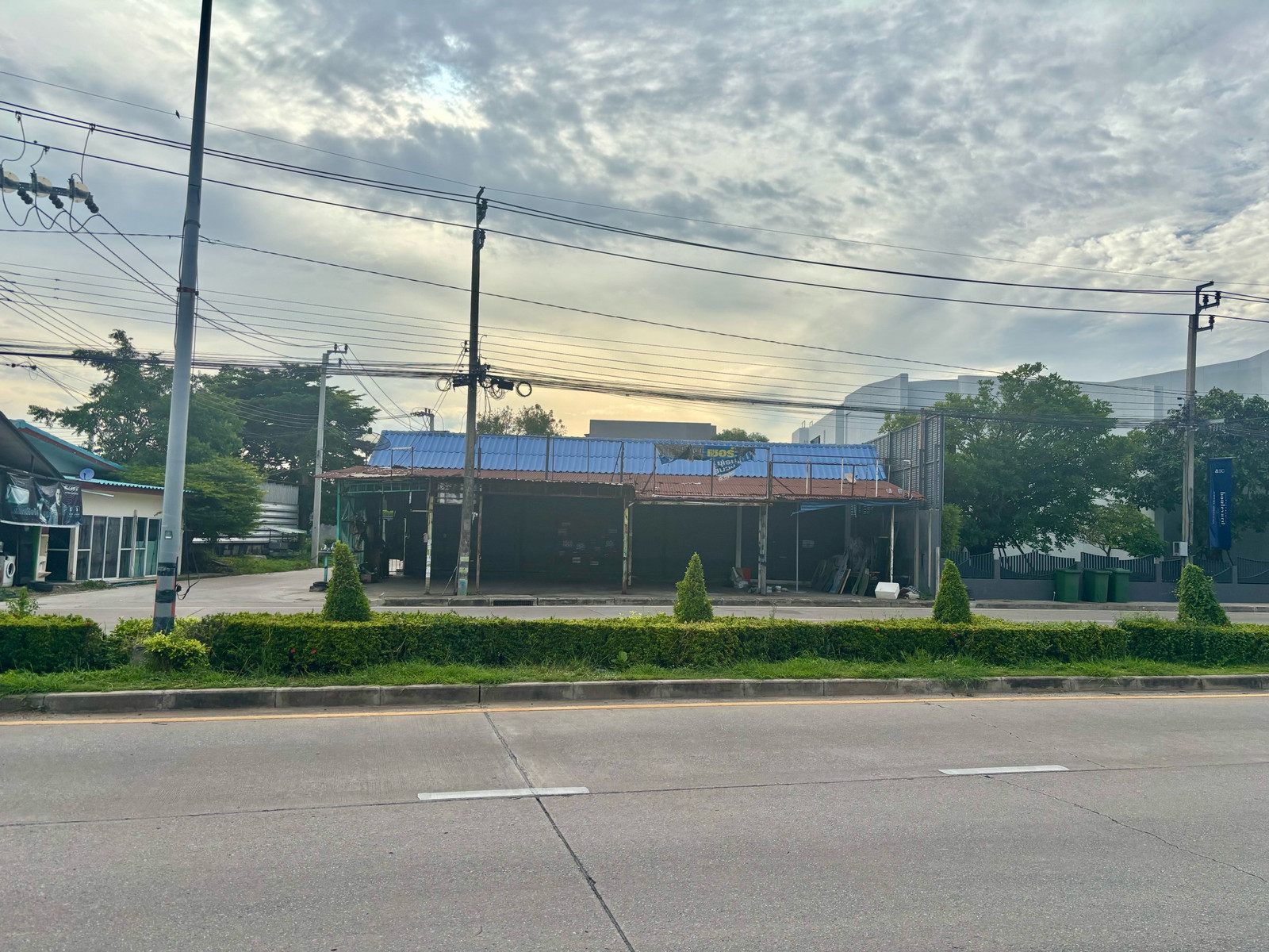 Land for rent next to Phraya Suren Road (Ramintra 109) for business on Phraya Suren Road. Inbound side of the city Close to large communities and villages Land for rent next to Phraya Suren Road (Ramintra 109) for business on Phraya Suren Road. Inbound side of the city Close to large communities and villages