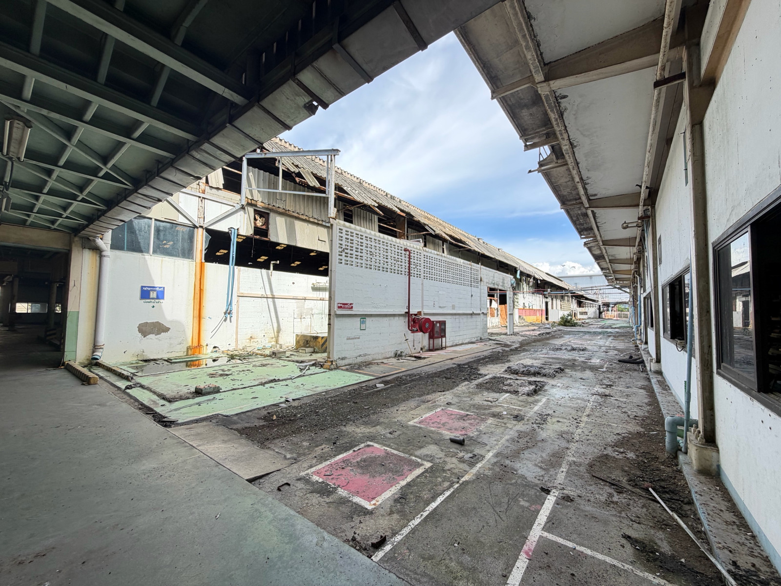Factory for sale on purple land, size 14 rai, potential location to support business expansion. Factory for sale on purple land, size 14 rai, potential location to support business expansion.