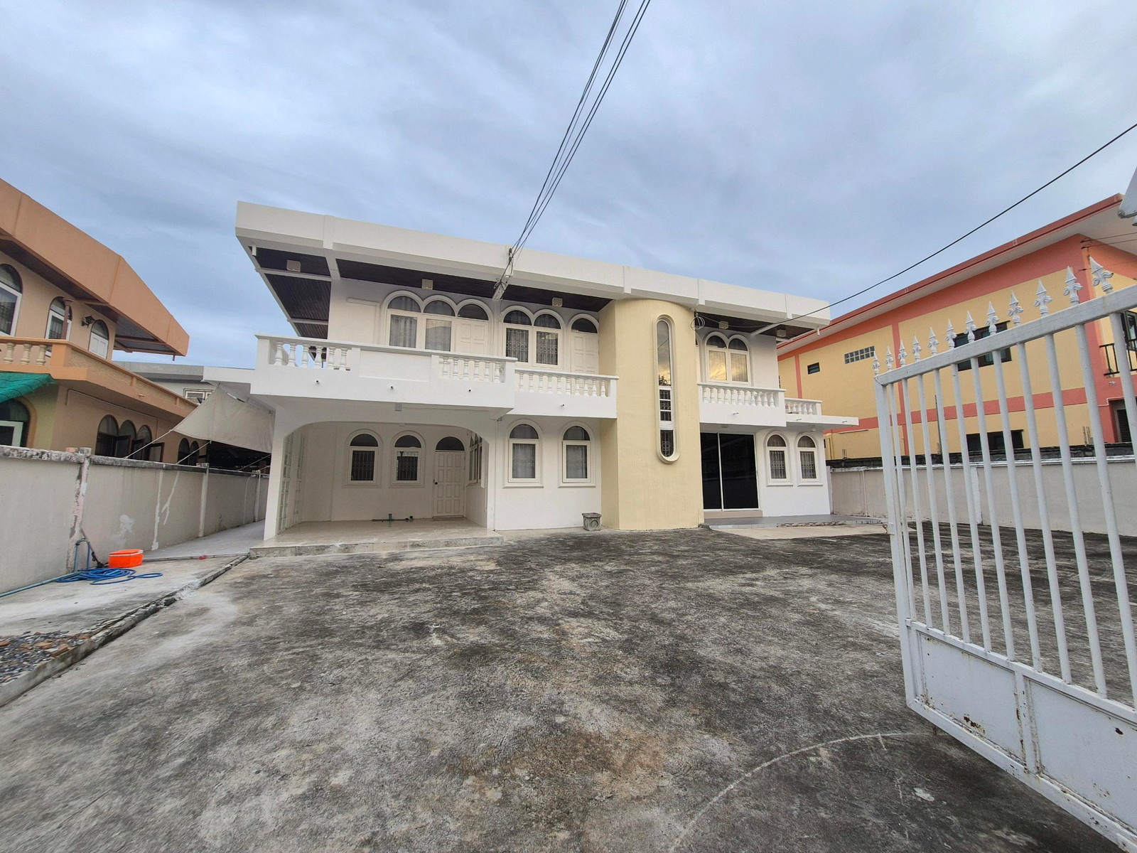 Single house for rent Soi Lat Phrao 101, wide area, suitable for an office, airbnb clinic, large family residence. If interested, chat with line paolin1. Single house for rent Soi Lat Phrao 101, wide area, suitable for an office, airbnb clinic, large family residence. If interested, chat with line paolin1.