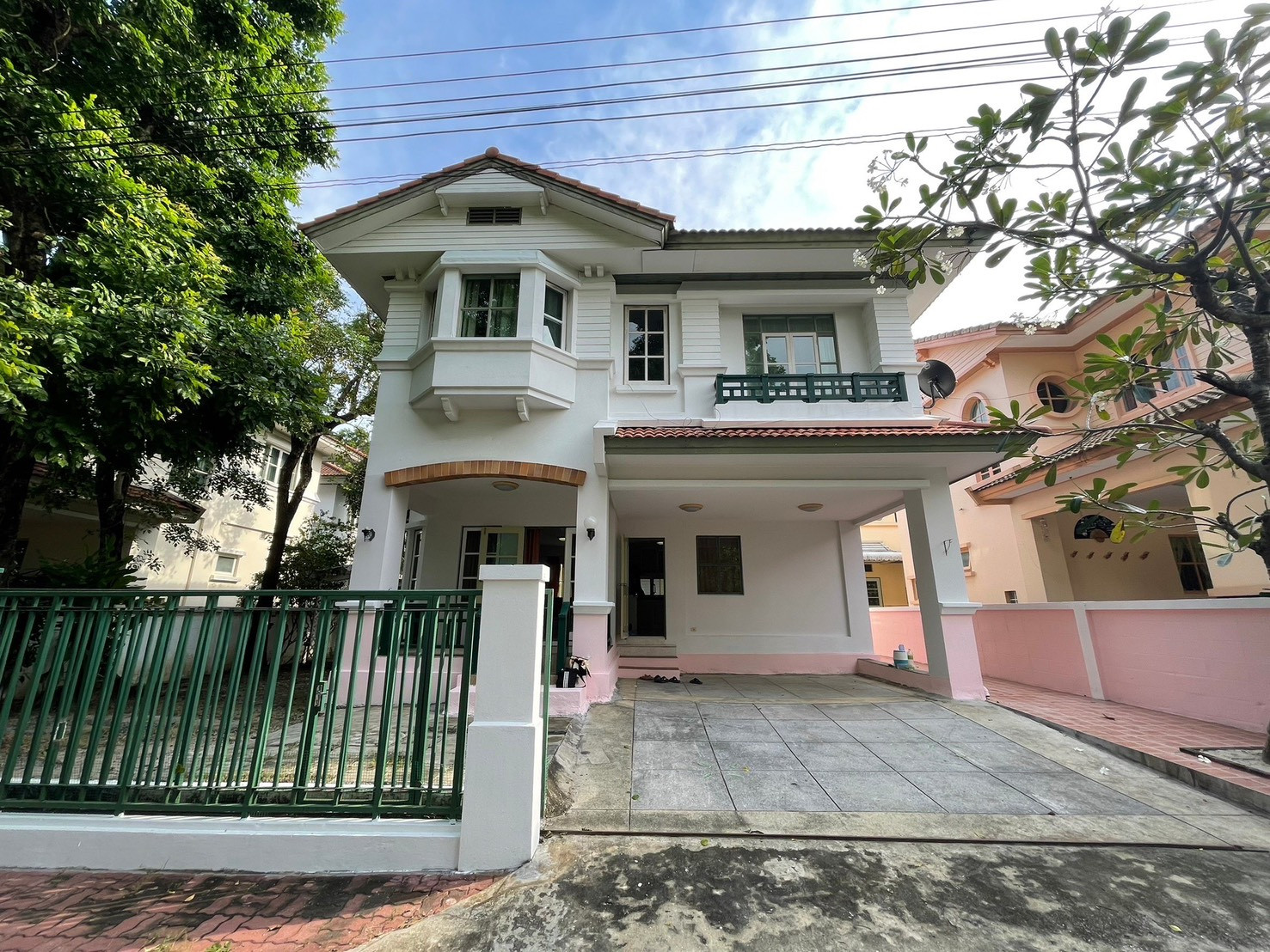 For rent, Chaiyaphruek Village #Theparak, house has privacy. In front of the house is a small garden of the project (the front of the house does not collide with other houses). The house is fully decorated. There are electrical appliances. Ready to move i