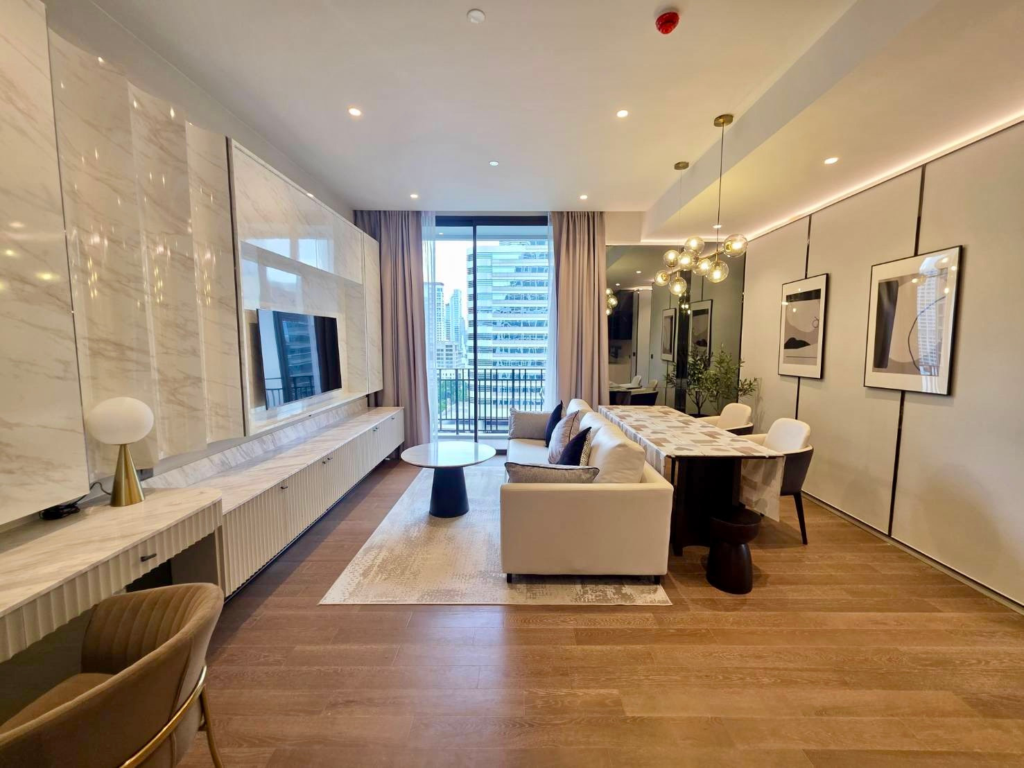 Muniq Langsuan: 86.01 sqm. 2bed 2.5bath mid floor 130,000/mth no construction side Am: 0656199198 Muniq Langsuan: 86.01 sqm. 2bed 2.5bath mid floor 130,000/mth no construction side Am: 0656199198