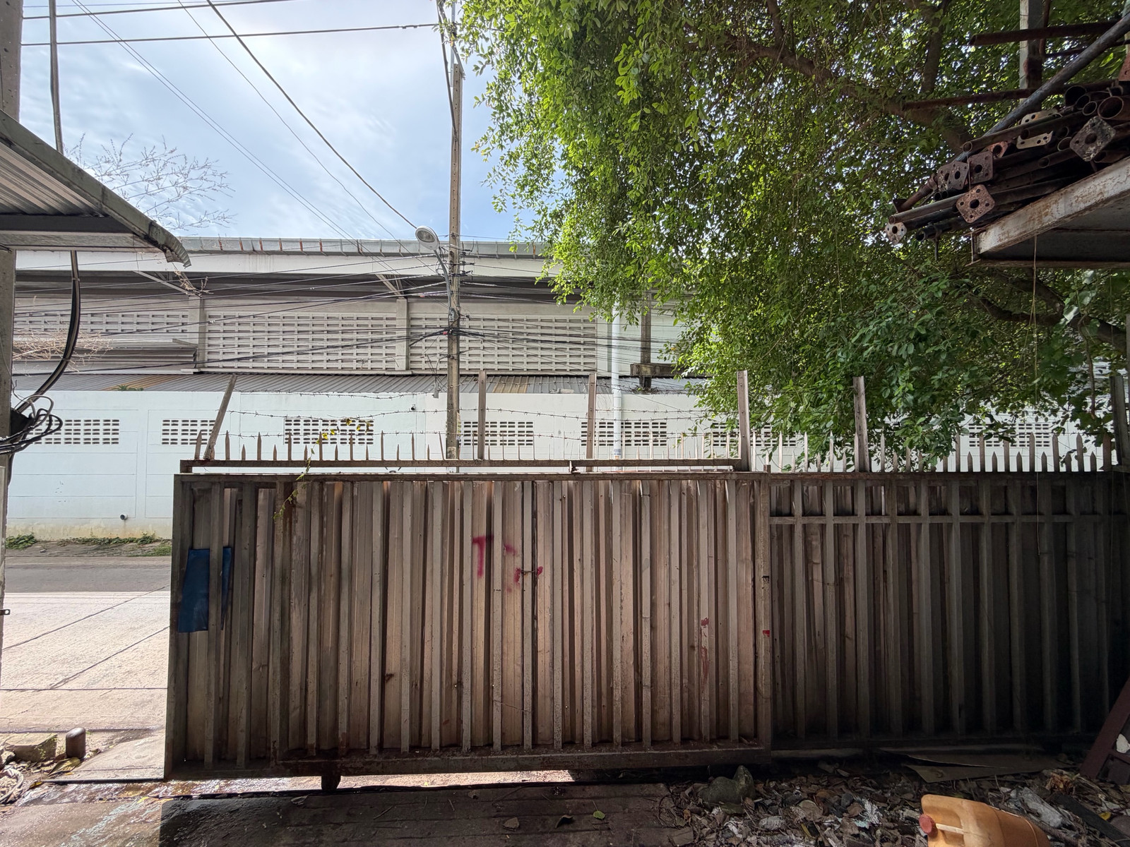 Land for sale with buildings, Soi Theparak 16, good opportunity for investors. Business  or those who are looking for land in a potential location in the heart of the business district