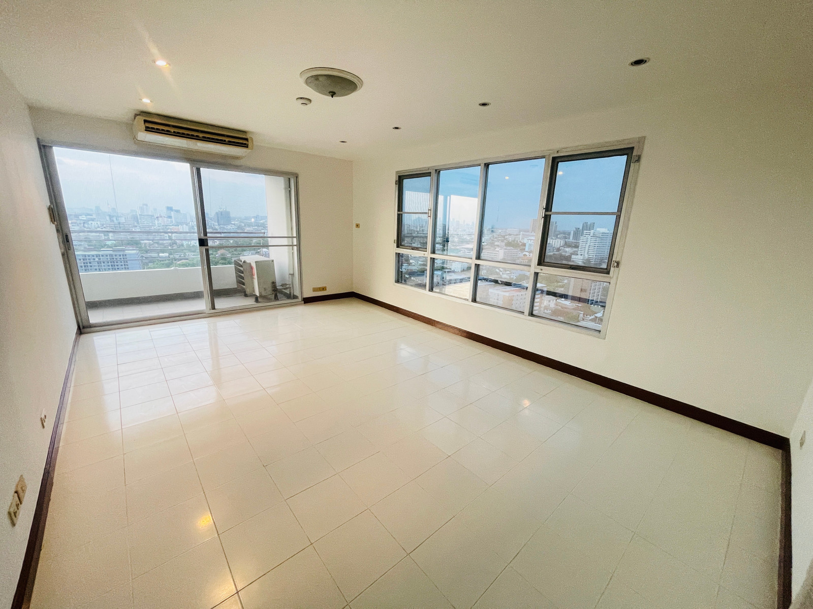 Condo for sale Sarin Place Wide area, size 86 sq m, corner room with open city view. Condo for sale Sarin Place Wide area, size 86 sq m, corner room with open city view.
